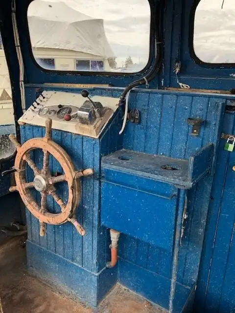 Tàu kéo lưới để bán
