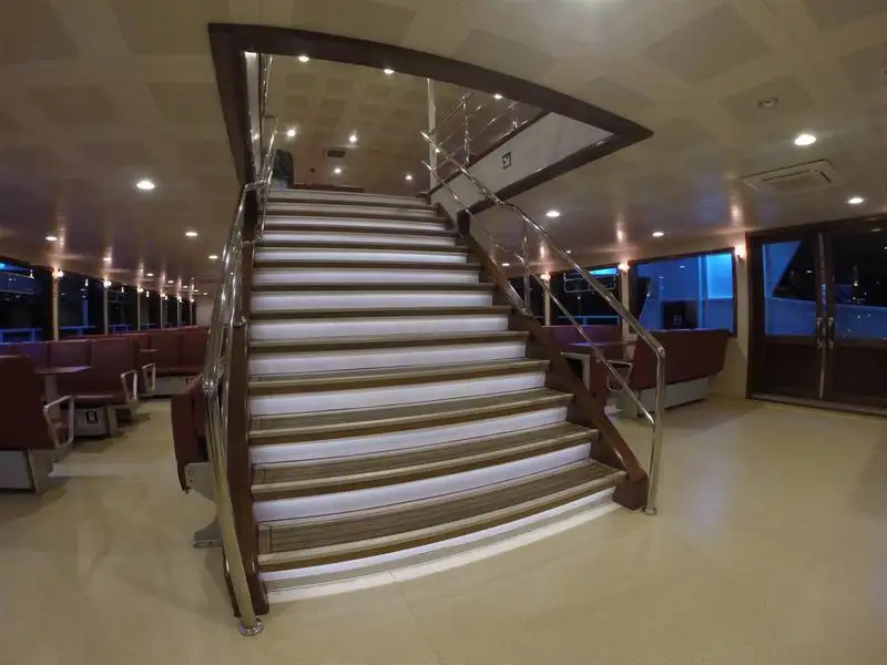 Tàu du lịch để bán
