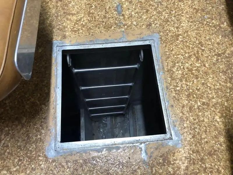 Tàu container để bán