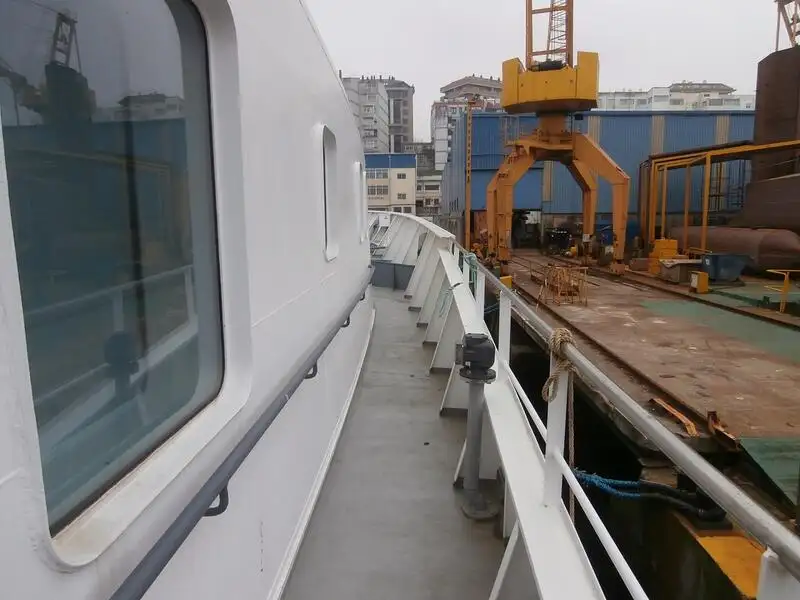 Tàu container để bán
