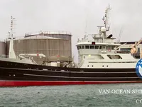 Tàu kéo lưới để bán