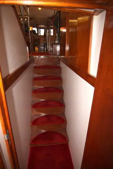 Tàu du lịch để bán