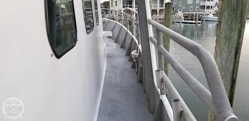 Tàu kéo lưới để bán