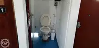 Tàu hai thân để bán