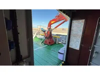 Tàu chở thủy thủ đoàn để bán