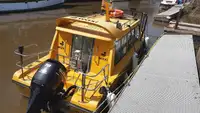 Tàu chở khách và hàng hóa để bán