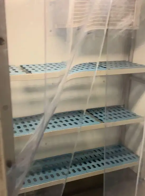 Tàu chở khách và hàng hóa để bán