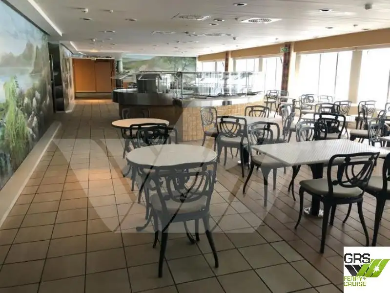 Tàu du lịch để bán