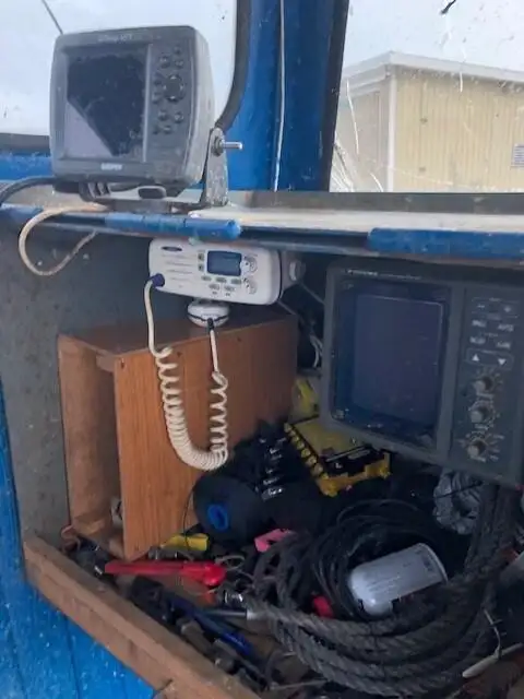 Tàu kéo lưới để bán