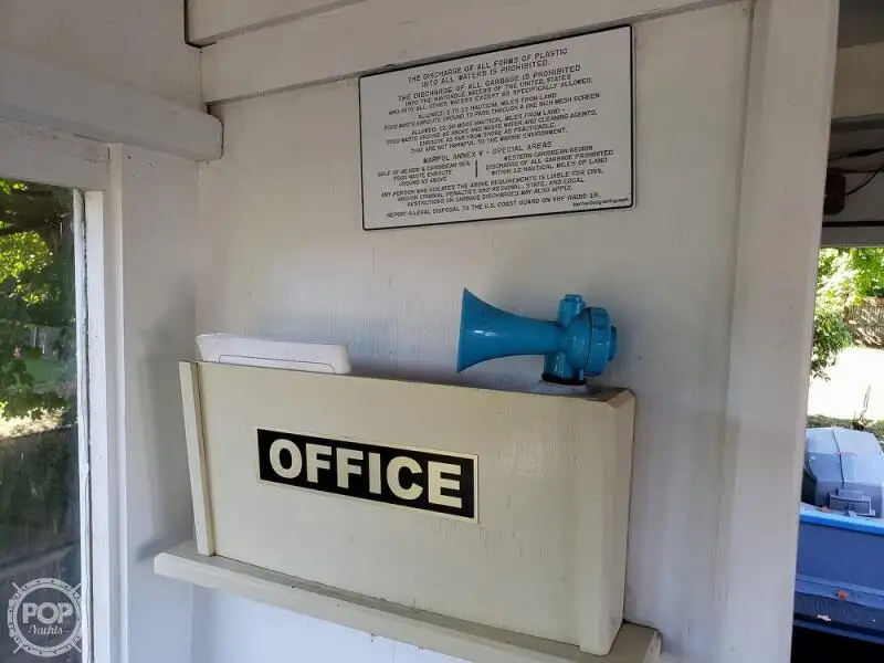 Tàu phà để bán
