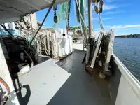 Tàu kéo lưới để bán