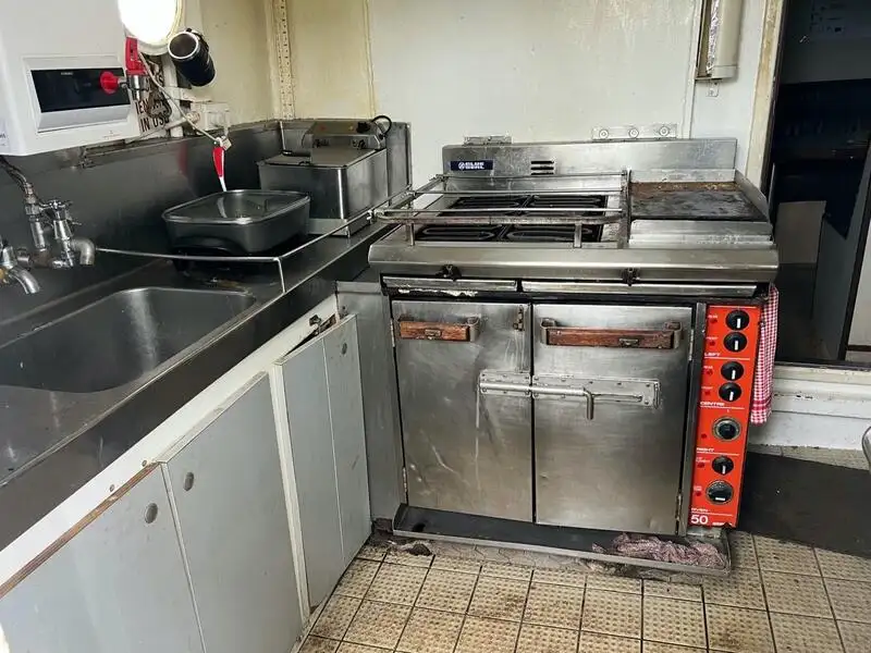 Tàu kéo lưới để bán