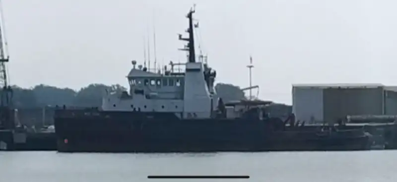 Tàu kéo để bán