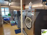 Sà lan chở người để bán