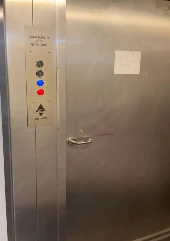 Tàu chở khách và hàng hóa để bán
