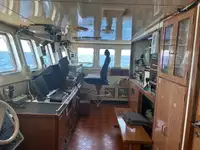 Tàu kéo lưới để bán