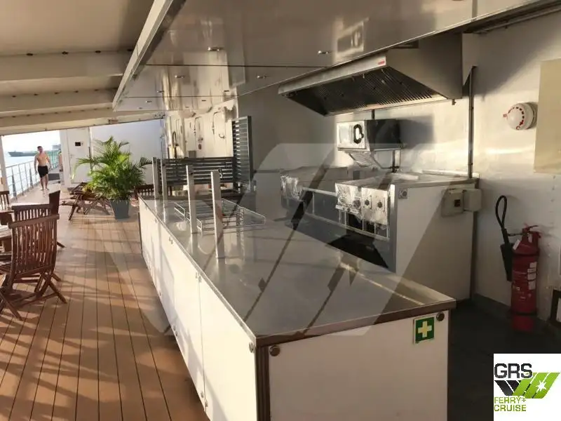 Tàu du lịch để bán