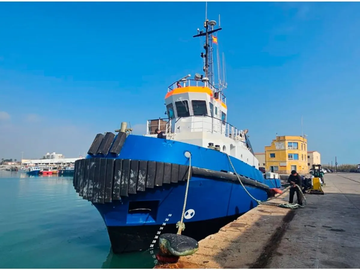 Tàu kéo để bán