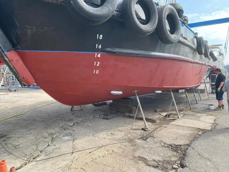Tàu kéo để bán