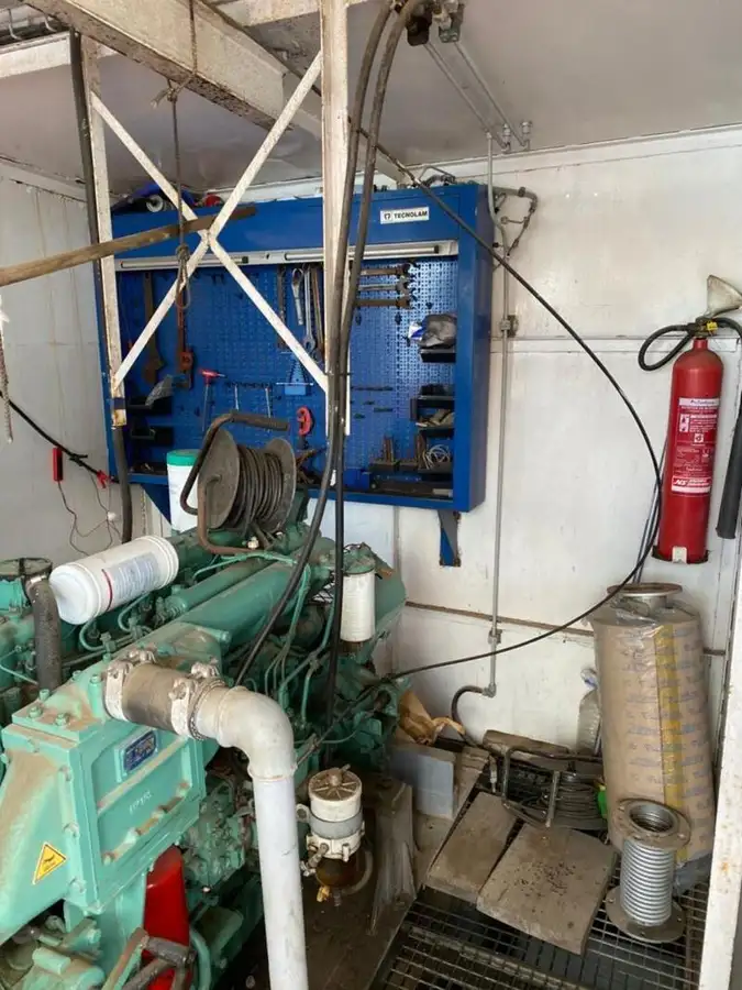 Tàu làm việc để bán