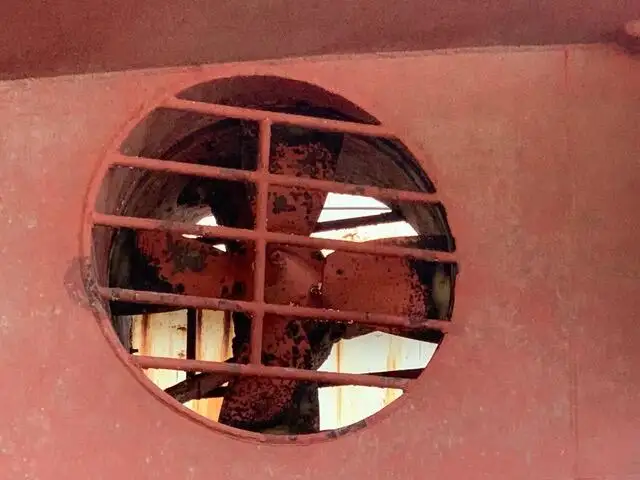 Tàu kéo lưới để bán