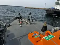 Tàu chở thủy thủ đoàn để bán