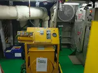 Tàu chở thủy thủ đoàn để bán