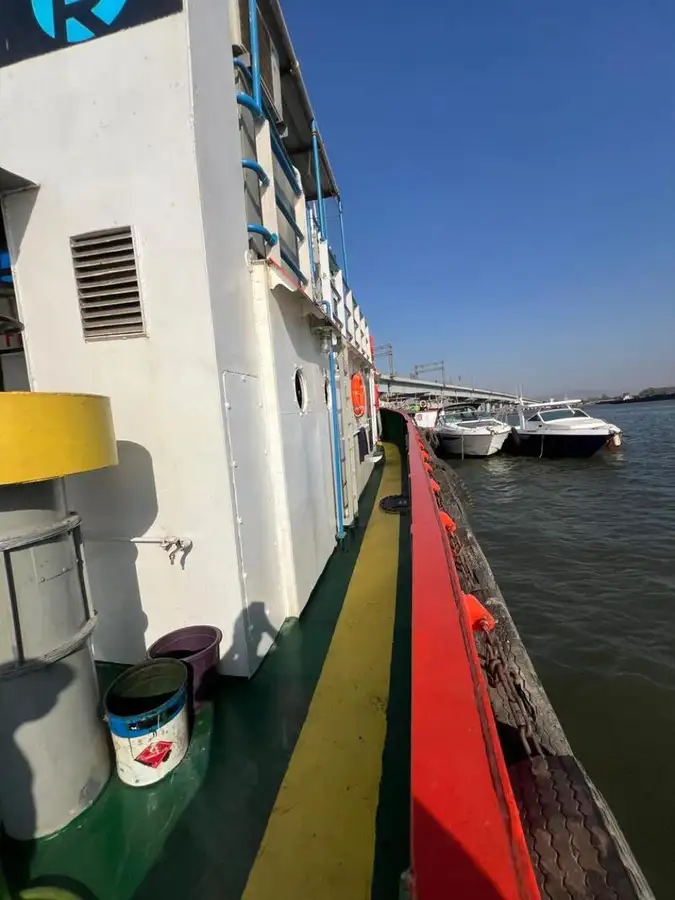 Tàu kéo để bán