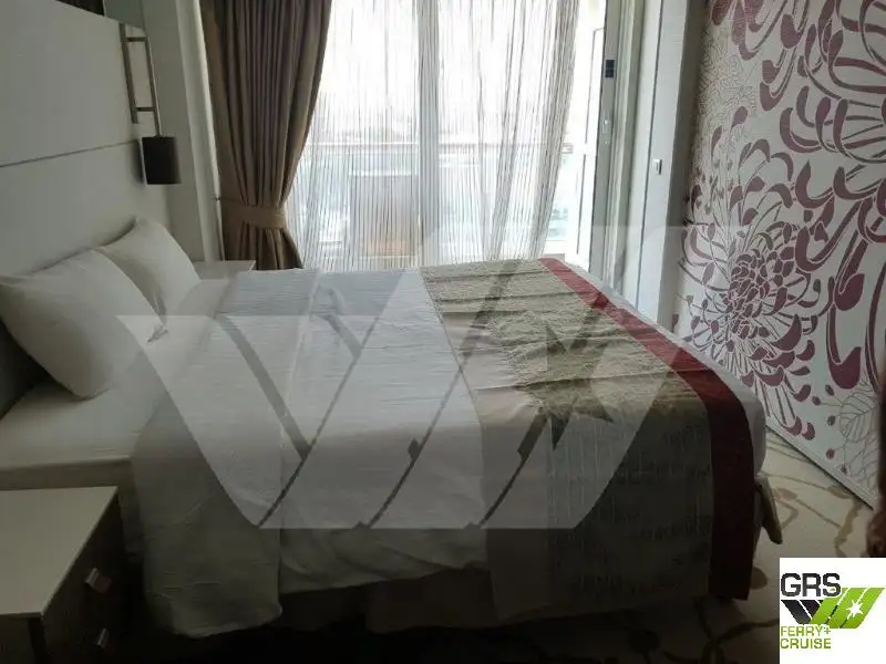 Tàu du lịch để bán