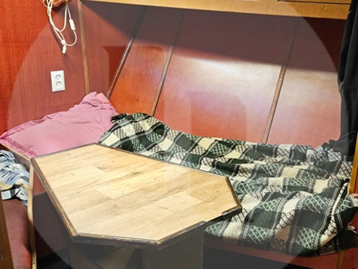 Tàu chở cá sống để bán