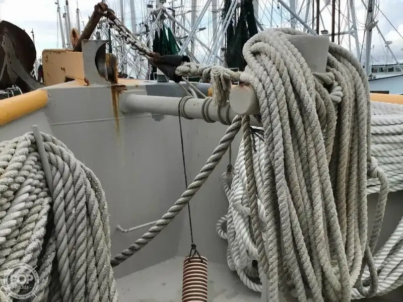 Tàu kéo lưới để bán