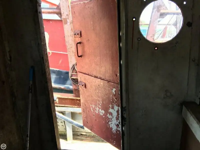 Tàu kéo để bán