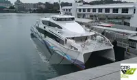 Tàu du lịch để bán