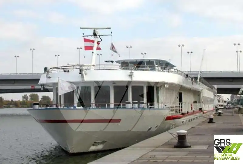 Tàu du lịch để bán