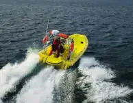 Tàu cứu hộ để bán