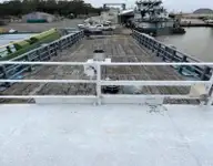 Tàu chở thủy thủ đoàn để bán
