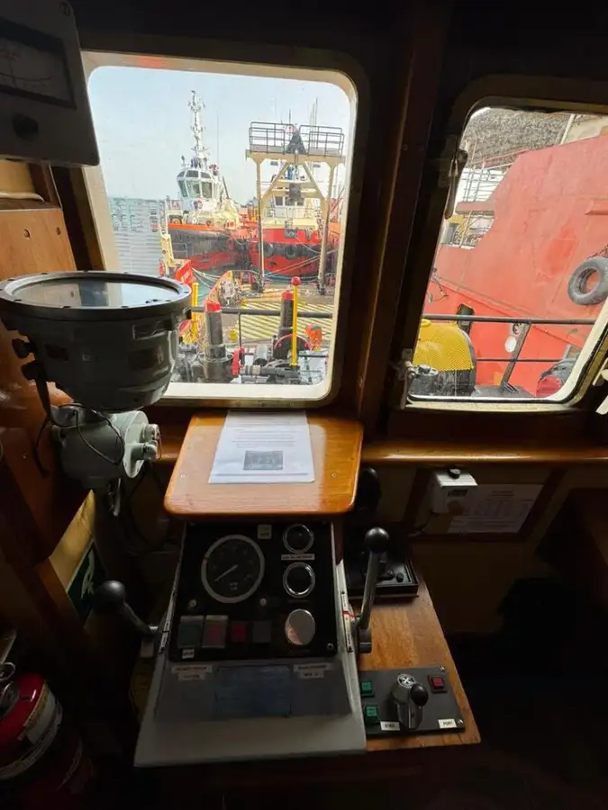 Tàu container để bán