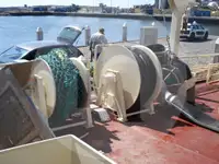 Tàu kéo lưới để bán