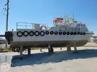 Tàu chở thủy thủ đoàn để bán