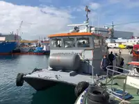 Tàu hai thân để bán