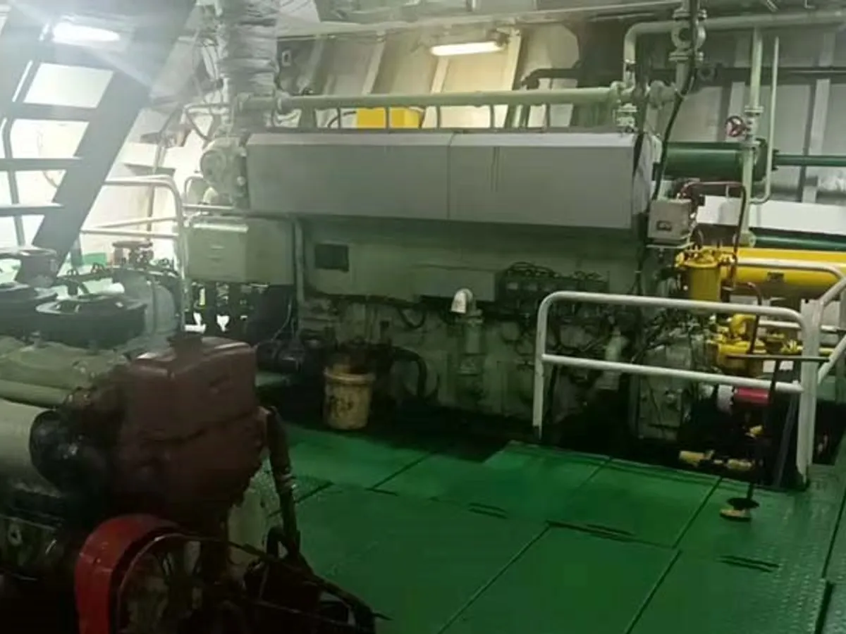 Tàu container để bán
