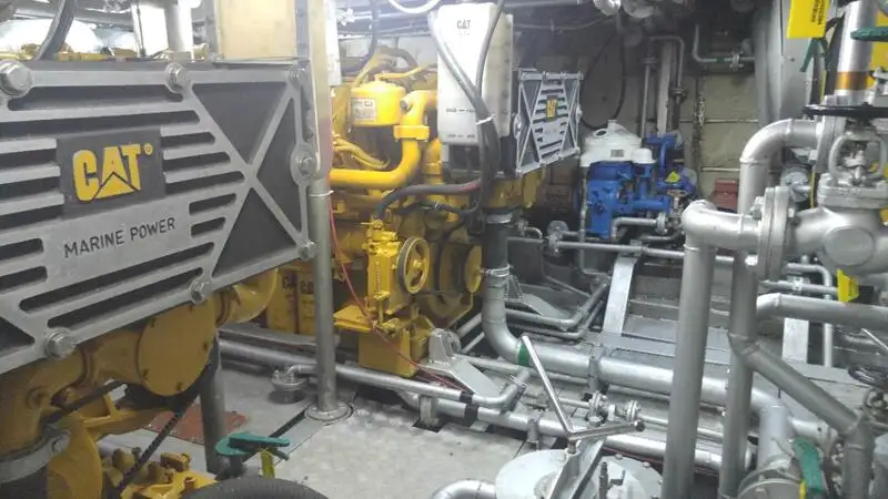 Tàu chở thủy thủ đoàn để bán