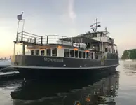 Tàu chở khách và hàng hóa để bán