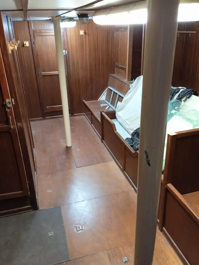 Tàu phà để bán