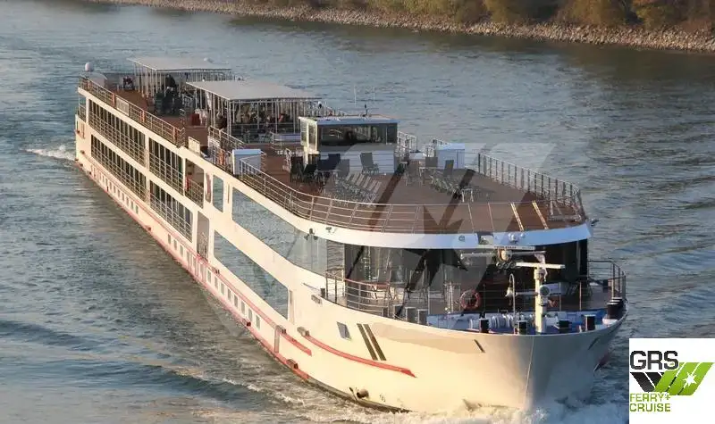 Tàu du lịch để bán