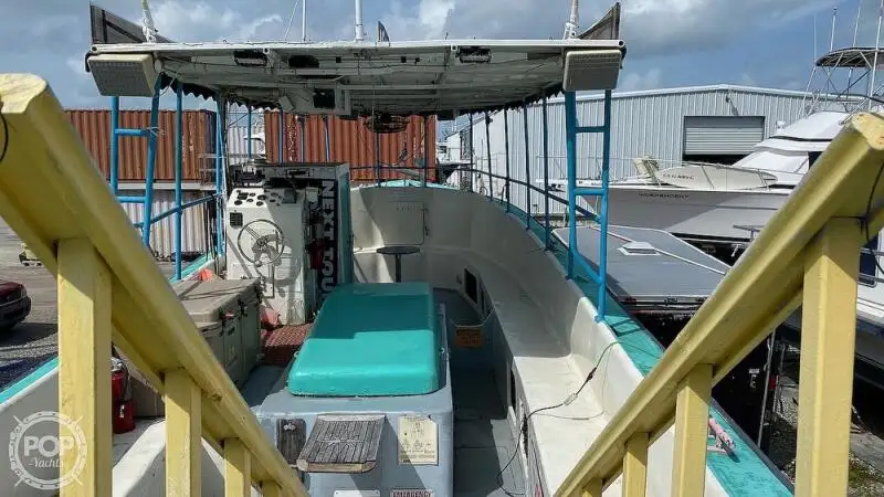 Tàu du lịch để bán