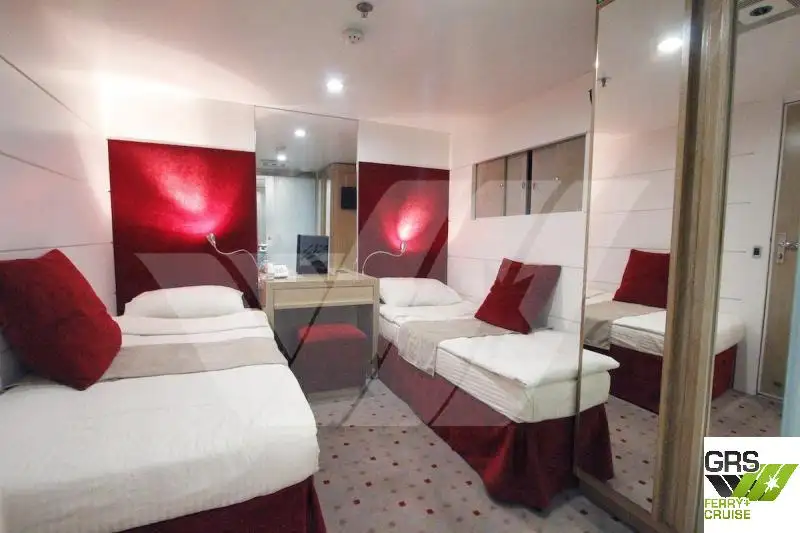 Tàu du lịch để bán