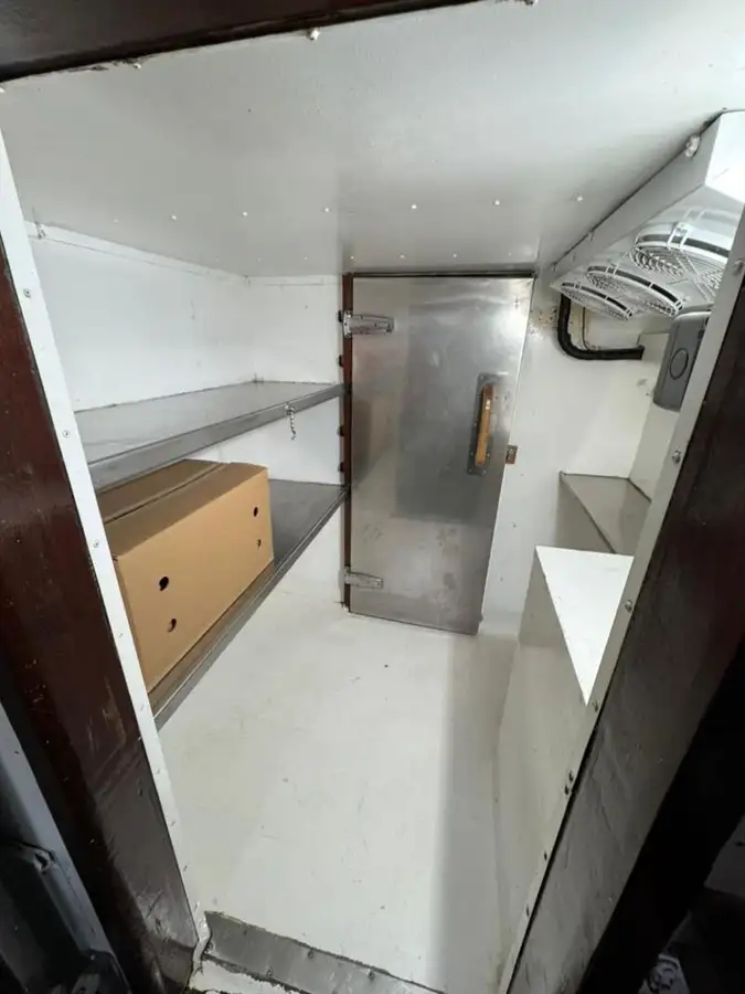 Tàu container để bán