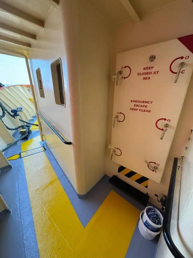 Tàu container để bán