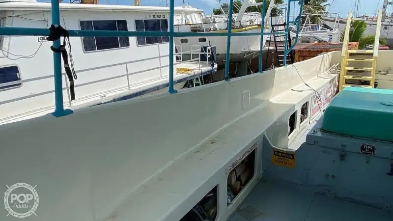 Tàu du lịch để bán